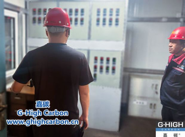現(xiàn)場(chǎng)負(fù)責(zé)人嚴(yán)謹(jǐn)把關(guān)，確保生產(chǎn)高效安全