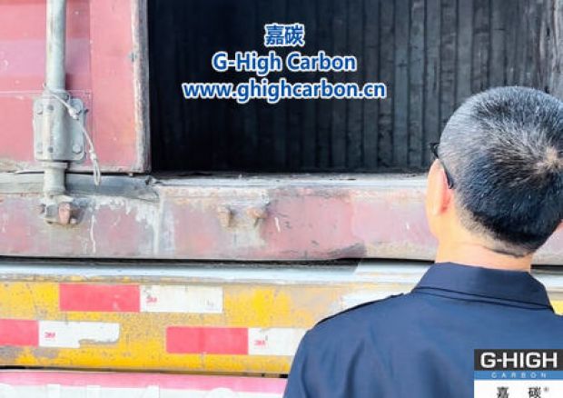 嘉碳裝車(chē)人員嚴(yán)格把關(guān)，確保車(chē)輛安全入廠